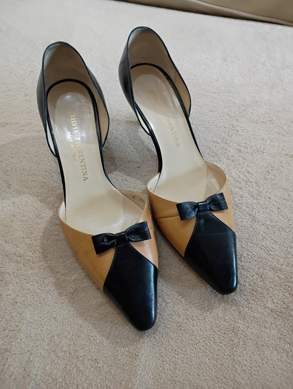 Silvia Fiorentina Two-Tone Black and Tan Pointed Kitten Heel Pumps with Bow - Picture 5 of 9